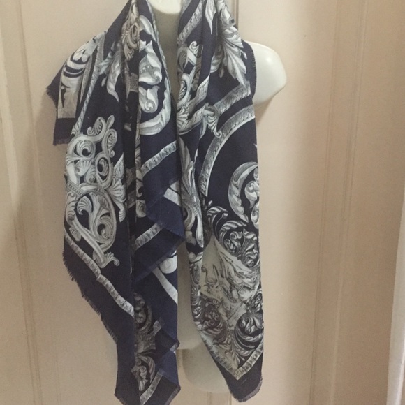 Beautiful scarf made in Italy baroque cherubs - Picture 2 of 8